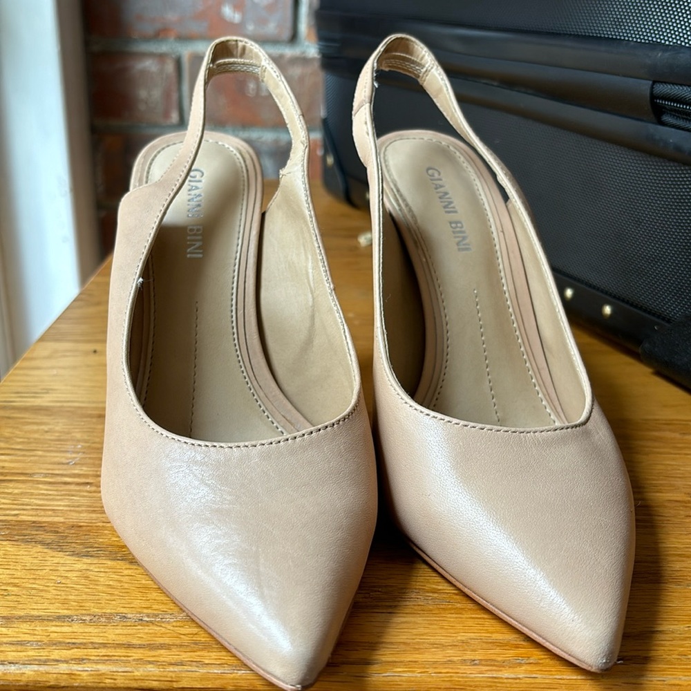 Very comfortable size 6.5 heels in good condition
